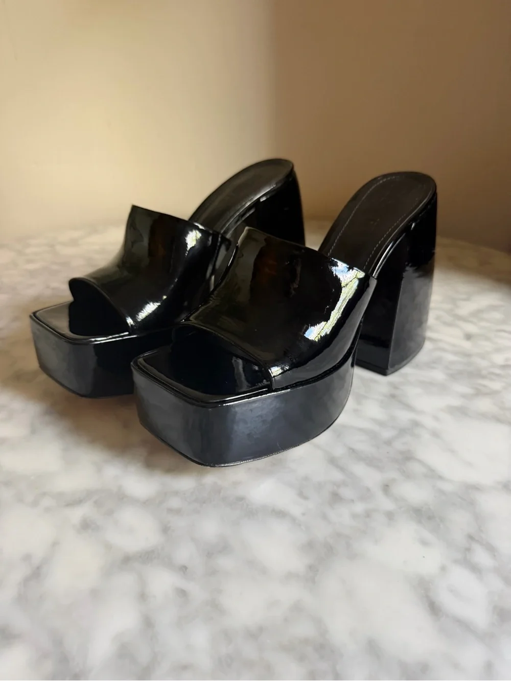SCHUTZ sleek black